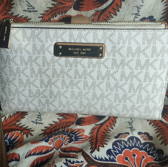 MICHAEL KOR WALLET NWOT - Picture 1 of 12